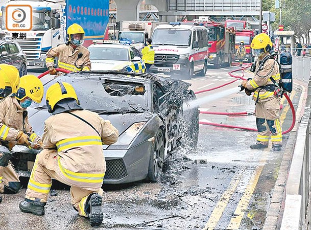 跑車車身燒毀，擋風玻璃爆裂。（曾志恆攝）