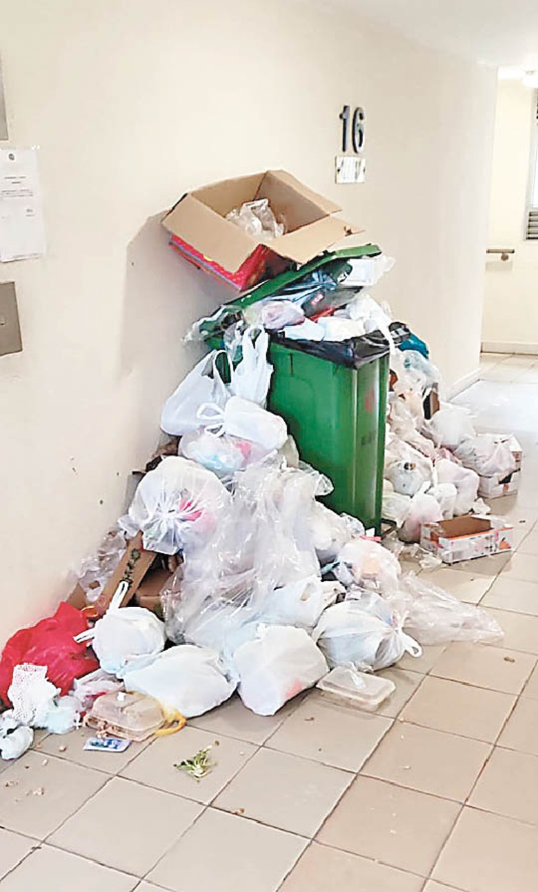 逸葵樓住戶投訴無人清理垃圾。