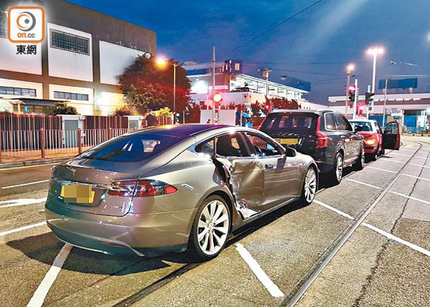 Tesla撞車  毀車門困女司機