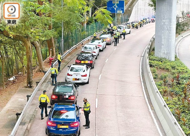 港島：警方截查多部車輛。