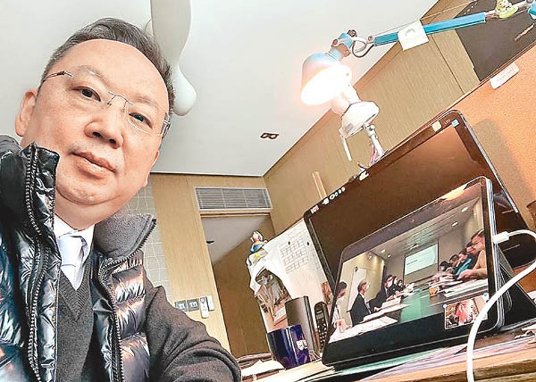 陳仲尼在家透過立法會直播收睇大會會議及藉視像與官員開會。