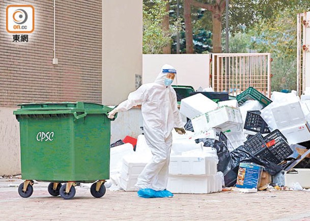葵涌邨圍封後居民對清潔消毒的需求日增，有人因而設局。