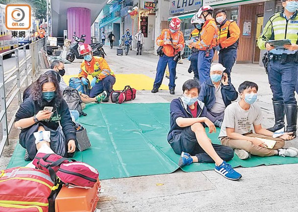 傷者坐地等候分流送院。（趙瑞麟攝）