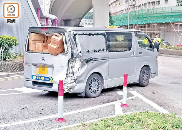 客貨車車尾損毀。