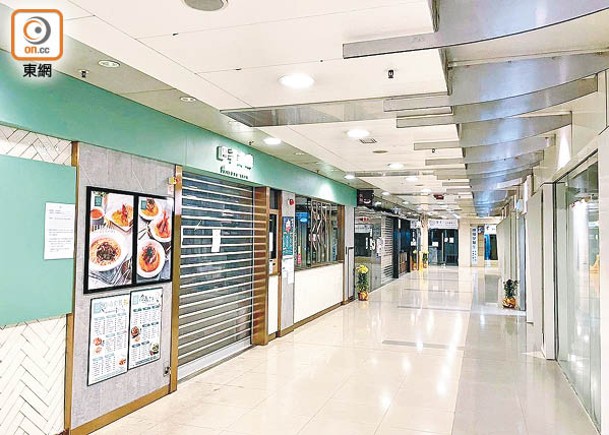 葵涌邨附近商場內大多店舖並無營業。（林耀康攝）