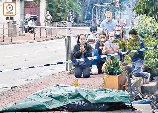 死者親友路祭。（吳鎮興攝）