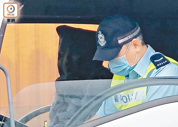 警員向垃圾車司機查問經過。（吳鎮興攝）