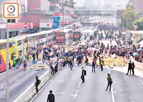 案發當日，大批示威者堵路。