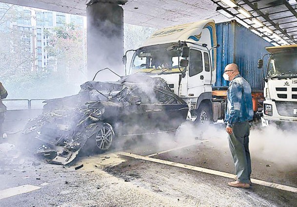 七人車恍如廢鐵。