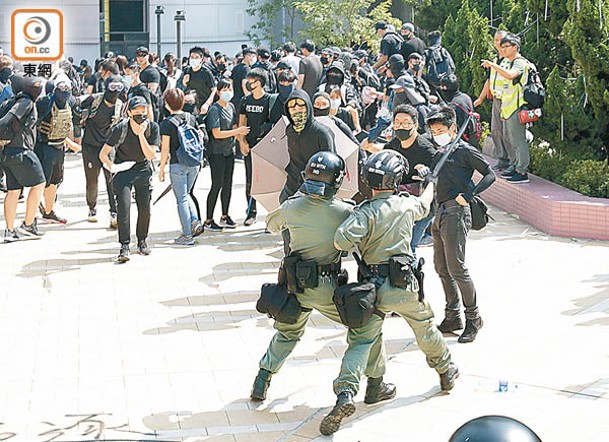 事發當日屯門大會堂外爆發警民衝突。