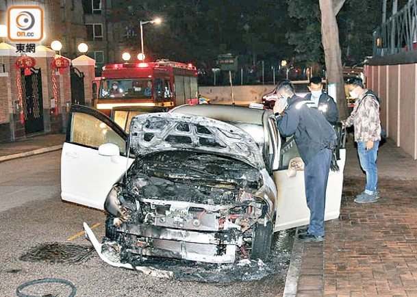 九龍塘：私家車嚴重焚毀，警員在場調查。（楊日權攝）