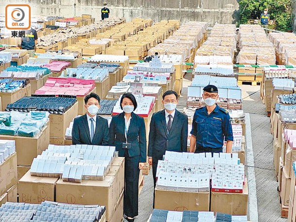 去年兩地走私活動猖獗，海關偵破一宗破紀錄走私案，檢獲市值12億元貨品。