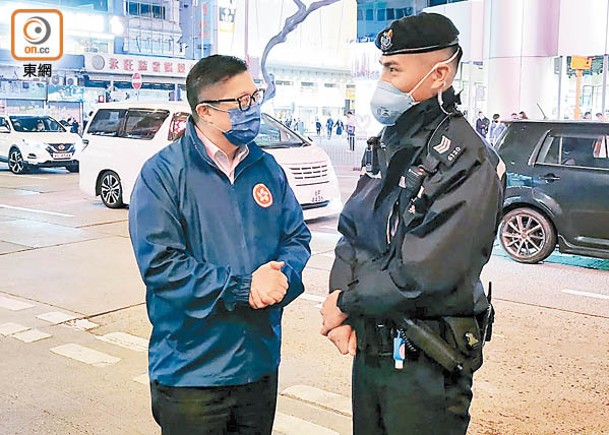 鄧炳強（左）向警員打氣。（馬竟峯攝）