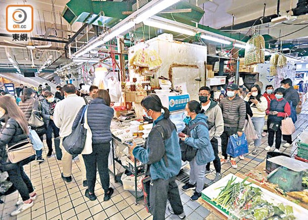 食肆晚市禁堂食，大批市民到街市買菜做節。
