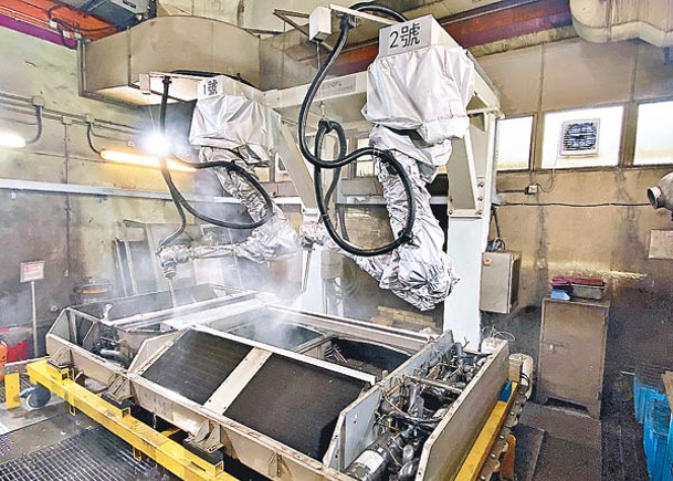 八鄉車廠去年引進空調機組機械人清潔系統，以深層清潔車載空調。