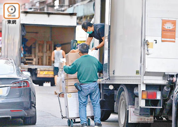 有解籤師傅指本港運輸、飲食等行業在農曆十月有望逐步恢復。