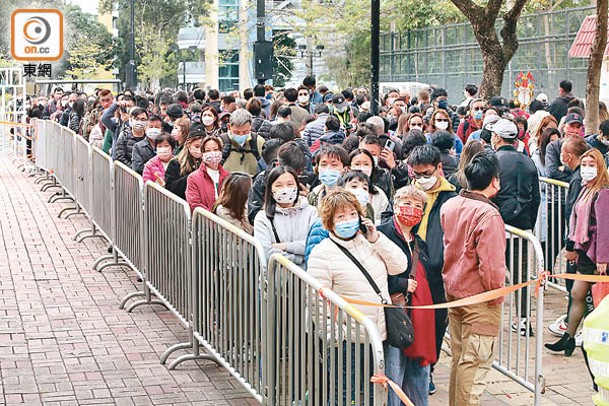 大批善信到車公廟參拜，祈求來年風調雨順。