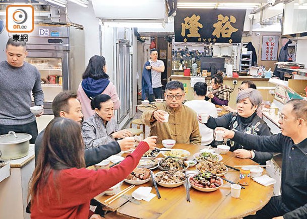 有海味舖按照傳統繼續辦開年飯。（李志湧攝）