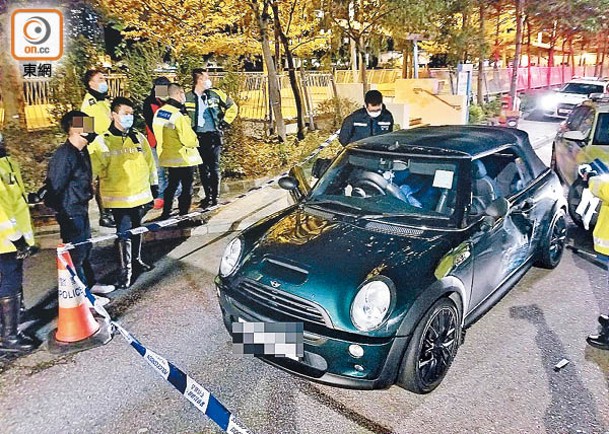 警員圍封涉案私家車。