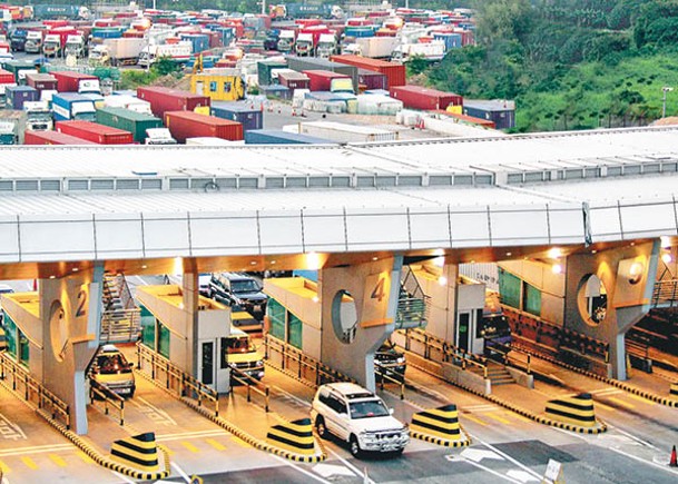 海關在落馬洲管制站截獲走私柴油貨車。