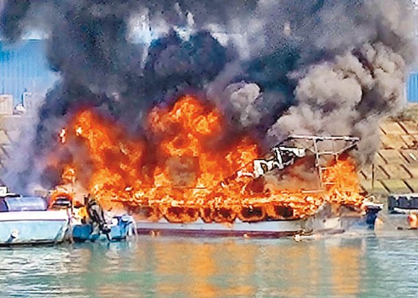 起火船隻火勢猛烈，波及在旁舢舨。