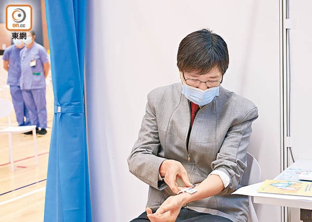有份開發噴鼻式疫苗的專家袁國勇早前接種復必泰疫苗。