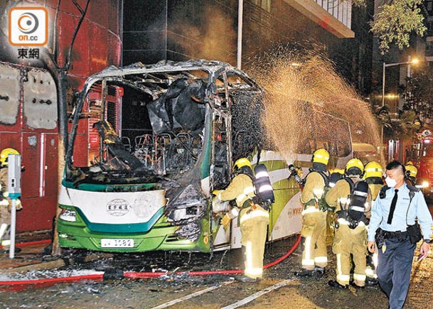 火燒連環車  旅巴焚剩車架