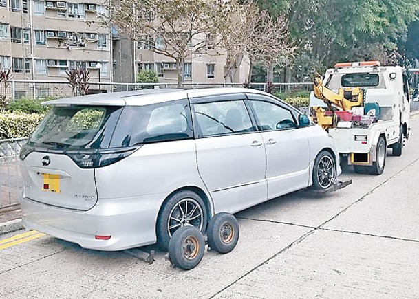 警方採取行動，拖走違泊車輛。