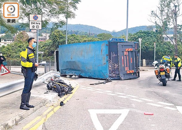 西貢貨車翻側撞傷鐵騎士