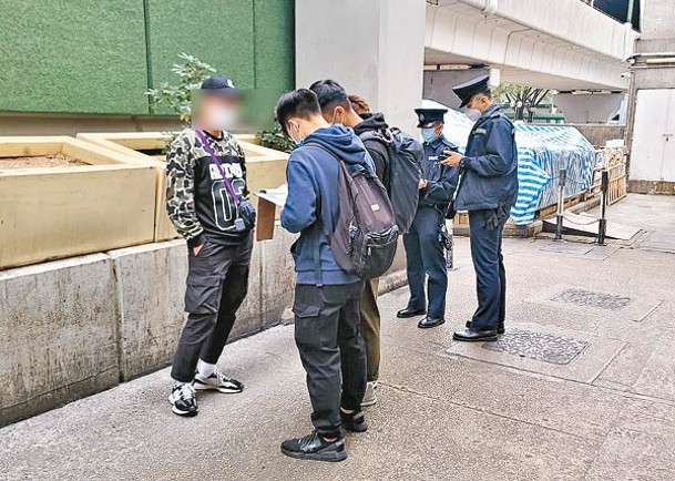 警方向有關人士發出定額罰款通知書。