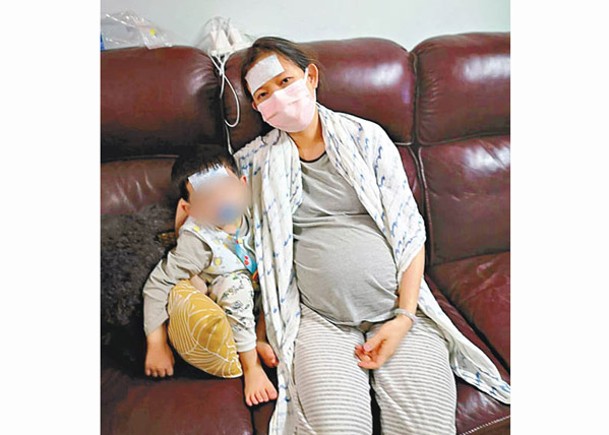 懷孕8個月的吳太（右）及其兩歲半兒子染疫未送院。