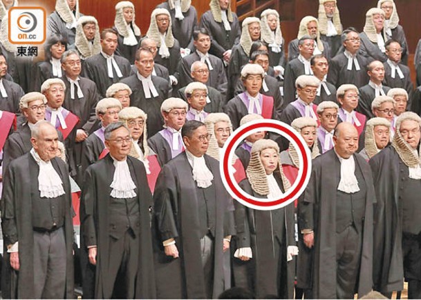 律政司司長鄭若驊（紅圈示）與外籍及本地法官出席司法機構活動均戴上假髮。