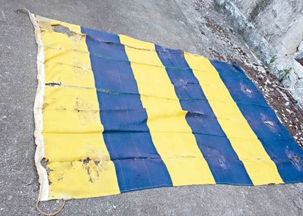 橫瀾島上的廢棄儲物室或仍保留着數十幅「海事信號旗」。（香港行跡提供）