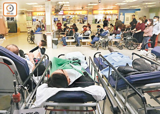 急症室拒收疫患 7救護車載客呆等