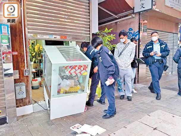 旺角：警方到小食店進行調查。（梁國雄攝）
