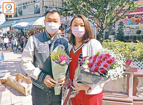 重視情人節的陳先生，買了19支玫瑰給妻子。
