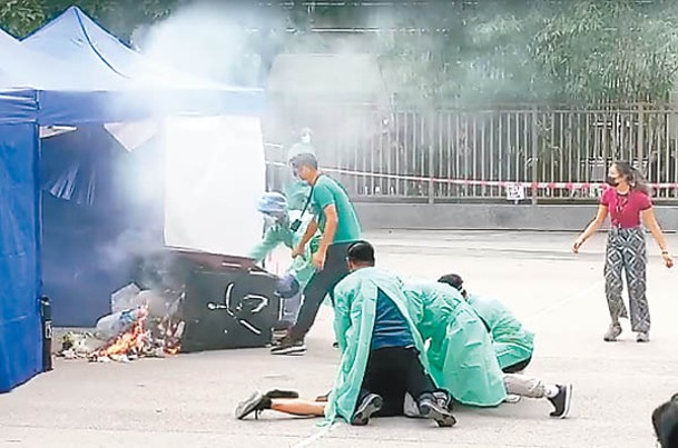 被告潘海鳴事後被職員制服在地。