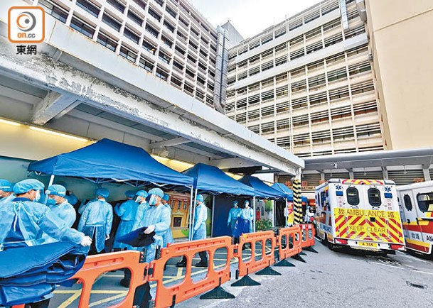 伊利沙伯醫院：急症室外亦設置了帳篷分流病人。（劉子文攝）