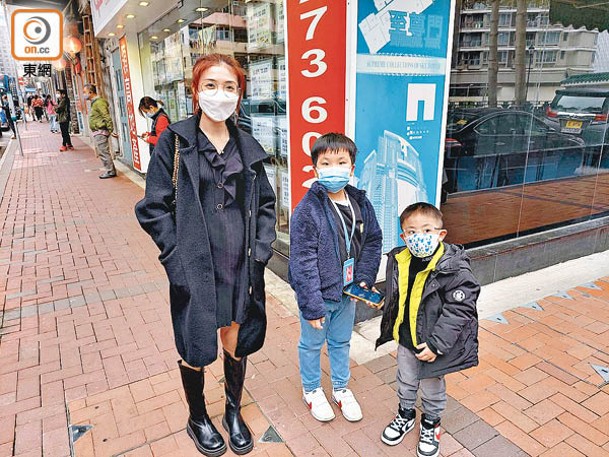 傅小姐帶同兩名分別4歲及5歲的兒子排隊打針。