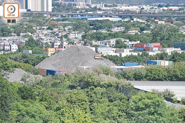 環團早前於多幅棕地發現垃圾山。