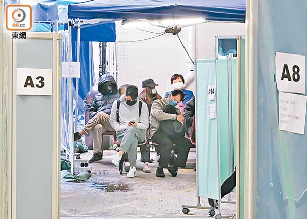 廣華醫院：醫療系統超出負荷，病患於醫院門外餐風宿露。（劉子文攝）