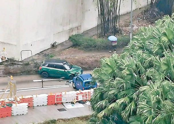 新清水灣道：車輛相撞後阻塞兩條行車線。