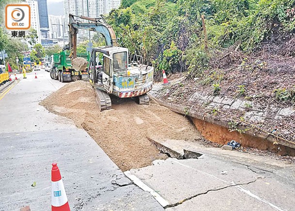 大圍路陷阻出殯  工人徒步搬靈柩