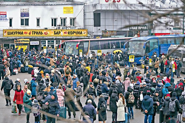 烏克蘭基輔民眾等候巴士離開。（Getty Images圖片）
