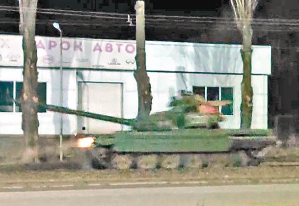 俄軍坦克駛入烏東頓巴斯地區。