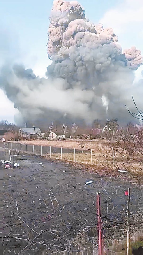 烏克蘭文尼察北部軍方倉庫冒出黑煙。