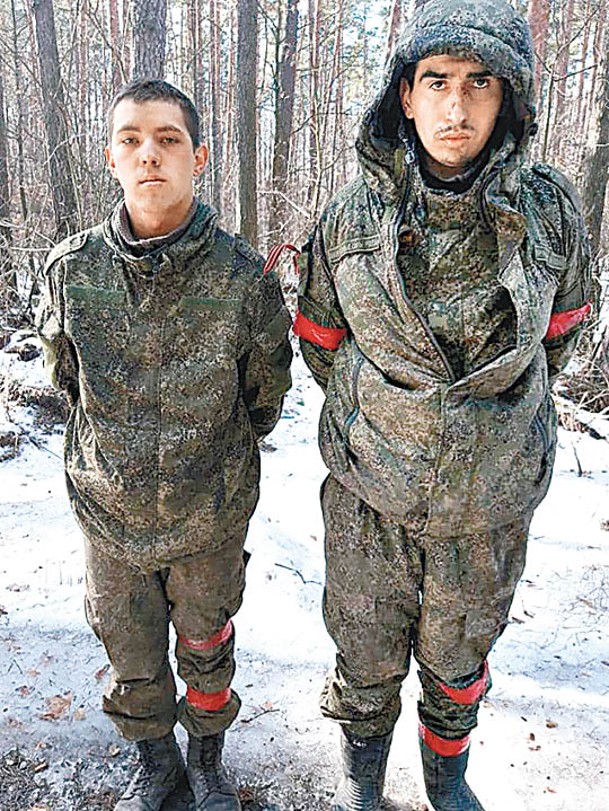 烏軍俘虜兩名俄國士兵。