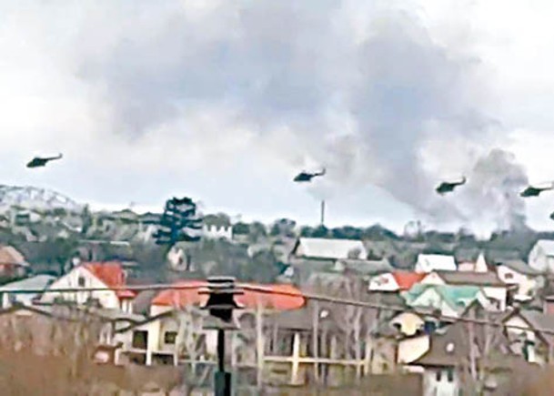 多架俄軍直升機在烏克蘭基輔州上空飛行。