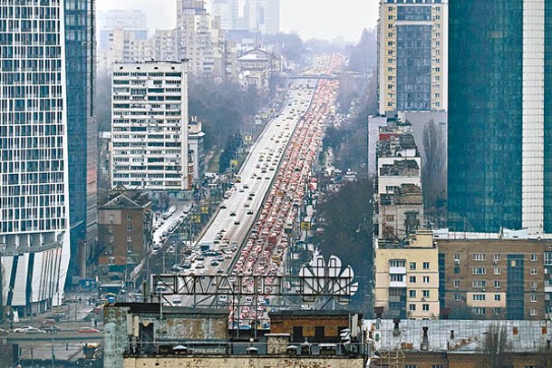 首都基輔出現離開車龍。（Getty Images圖片）
