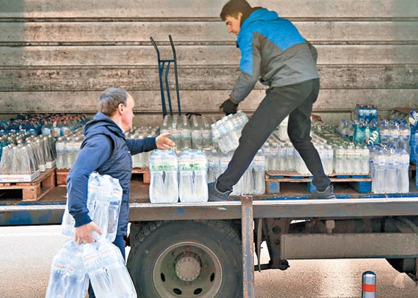 烏克蘭基輔民眾運送食水。（Getty Images圖片）